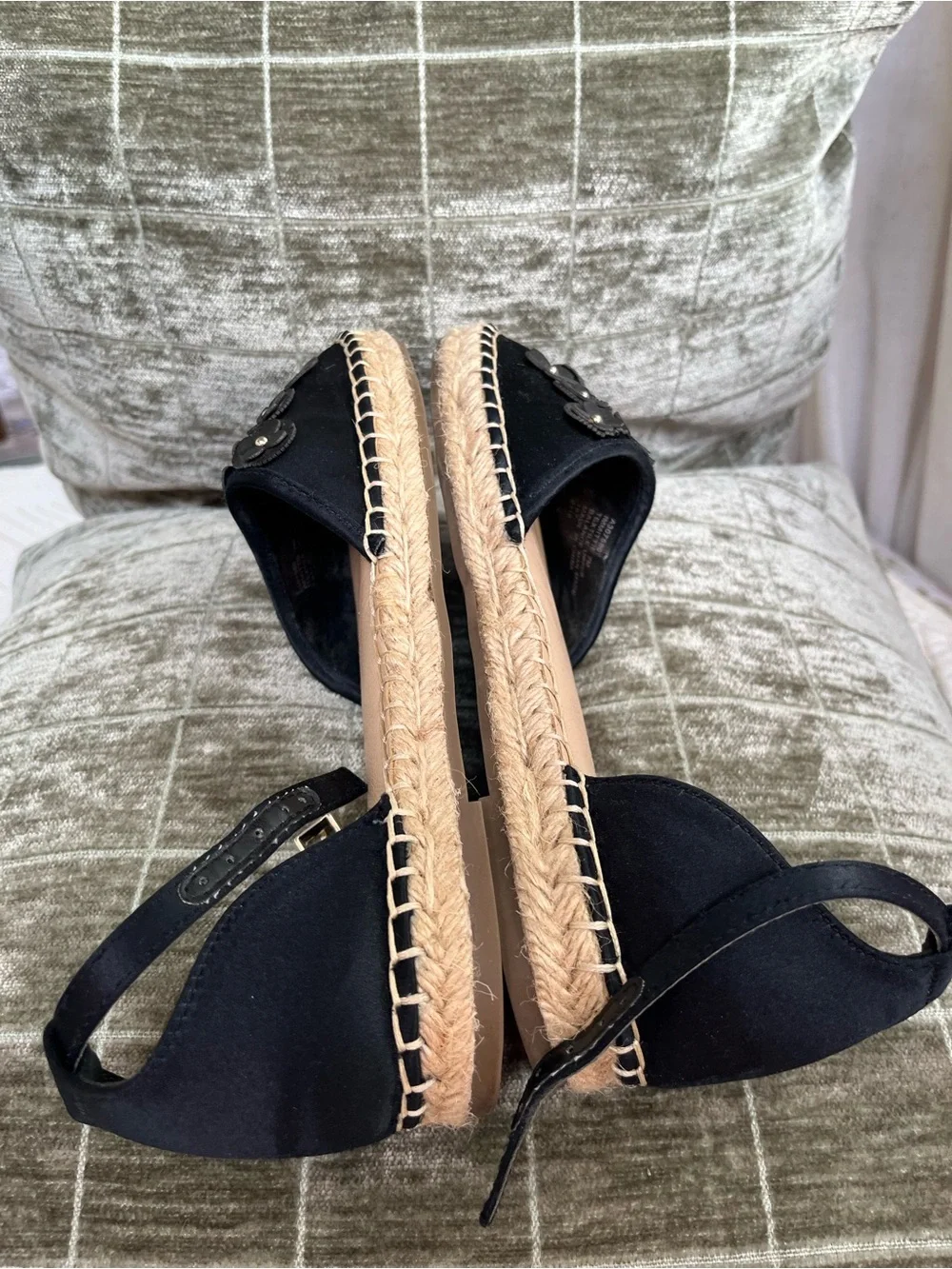 ISAAC MIZRAHI Black Floral Espadrille Sandals